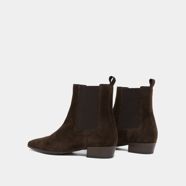 Boots with slight beveled heels and pointed toes in dark brown suede | PAPAYE