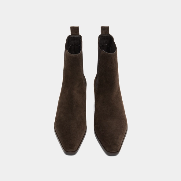 Boots with slight beveled heels and pointed toes in dark brown suede | PAPAYE