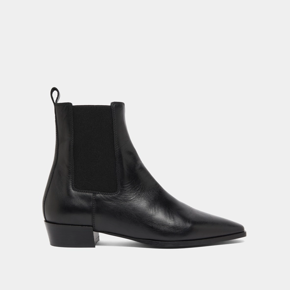 Boots with slight beveled heels and pointed toes in black leather | PAPAYE