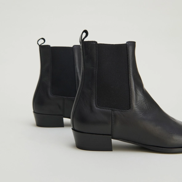 Boots with slight beveled heels and pointed toes in black leather | PAPAYE