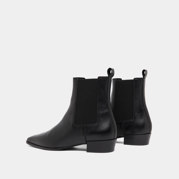 Boots with slight beveled heels and pointed toes in black leather | PAPAYE