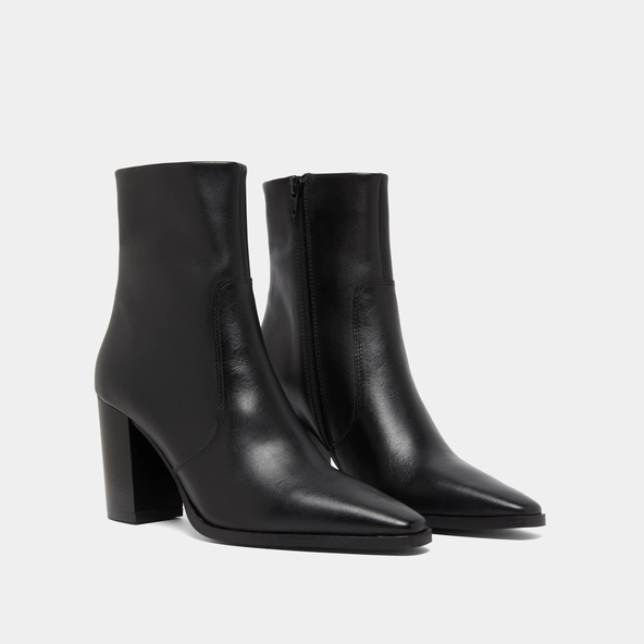 Pointed toe ankle boots in black leather | PAM