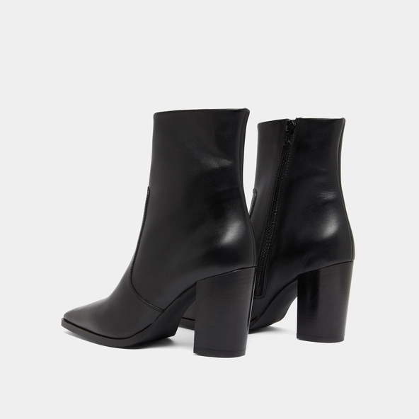 Pointed toe ankle boots in black leather | PAM
