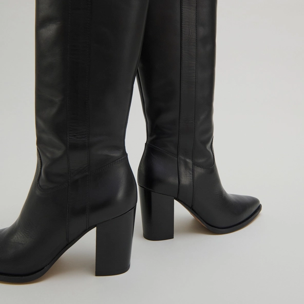 Boots with high heels and pointed toes in black leather | PECHE