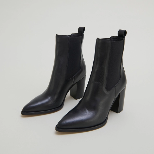 Heeled ankle boots with elastics in black leather | PEPITA