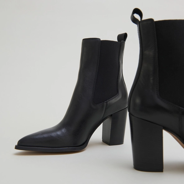 Heeled ankle boots with elastics in black leather | PEPITA