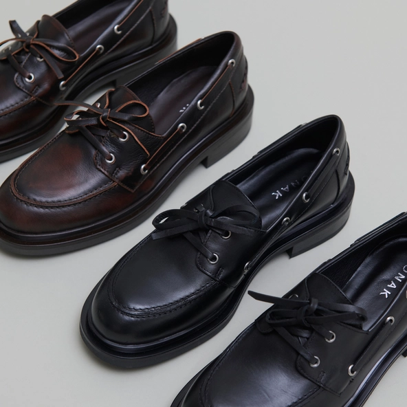 Thick lace-up Derbies in black leather | PAOLO