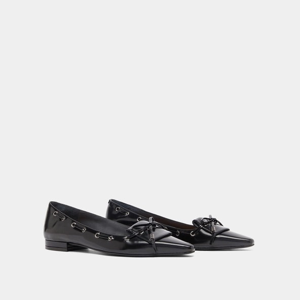 Lace-up ballet flats in black glazed leather | DYNAMO