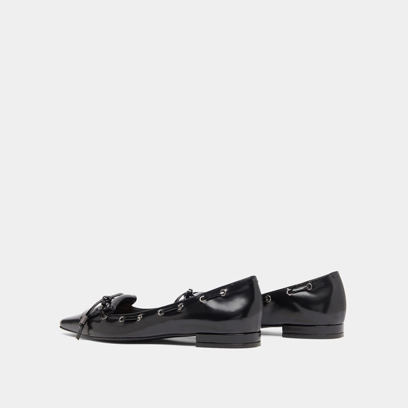 Lace-up ballet flats in black glazed leather | DYNAMO