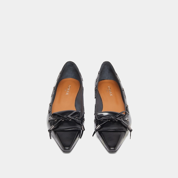 Lace-up ballet flats in black glazed leather | DYNAMO