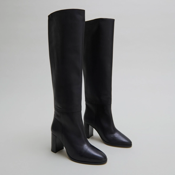High boots with rounded toes in black leather | VENTURA