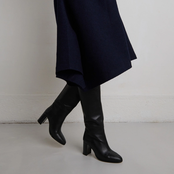 High boots with rounded toes in black leather | VENTURA
