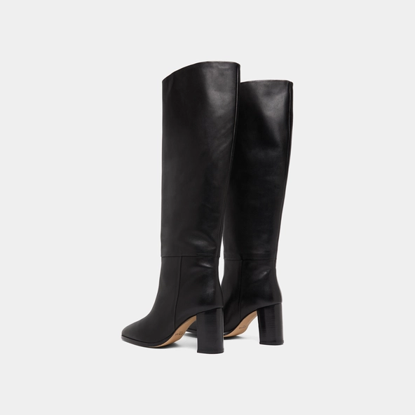 High boots with rounded toes in black leather | VENTURA