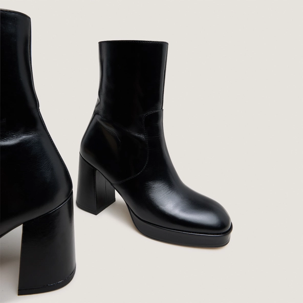Heeled ankle boots with square toes in black leather | VESNA