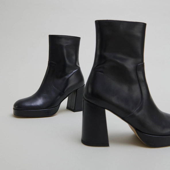 Heeled ankle boots with square toes in black leather | VESNA