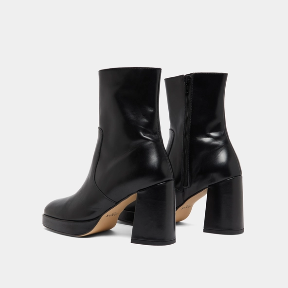 Heeled ankle boots with square toes in black leather | VESNA