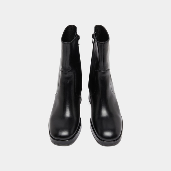 Heeled ankle boots with square toes in black leather | VESNA