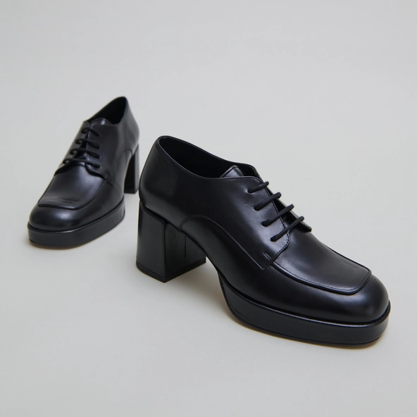 Derbies with heels in black leather | VIVALDI
