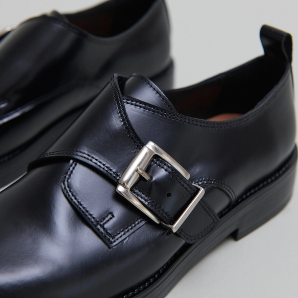 Derbies with adjustable buckles in black glazed leather | ARCHIBALD