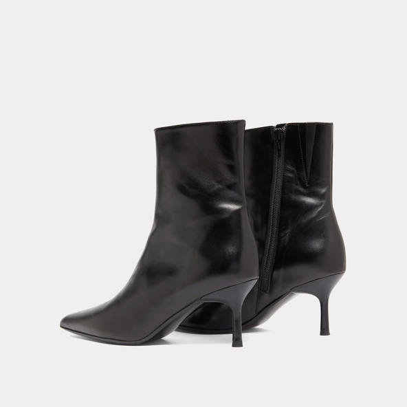 Pointed-toe ankle boots in black leather | DIEM