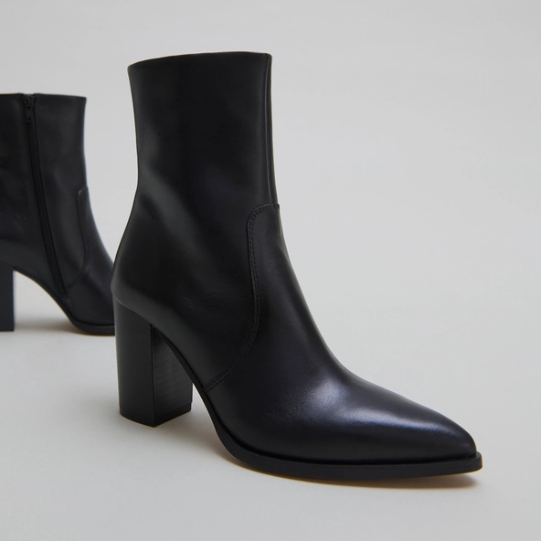 Heeled ankle boots in black leather | PERLE