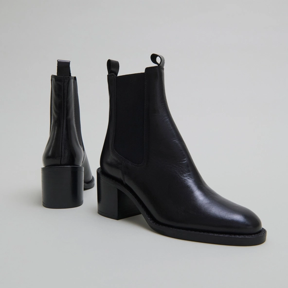 Heeled ankle boots with elastics in black leather | BERTILLE