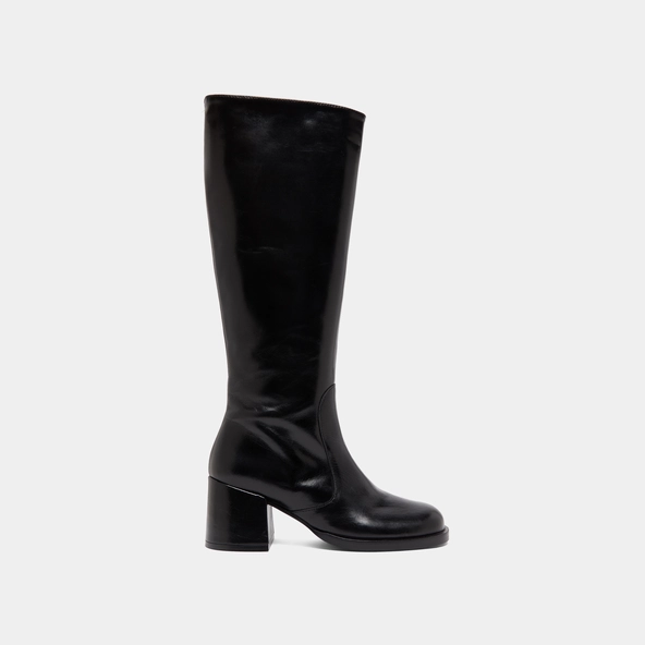 Boots with heels and rounded toes in black leather | BIENVENUE