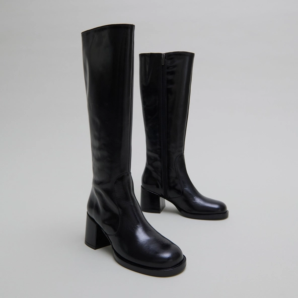 Boots with heels and rounded toes in black leather | BIENVENUE