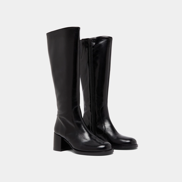 Boots with heels and rounded toes in black leather | BIENVENUE