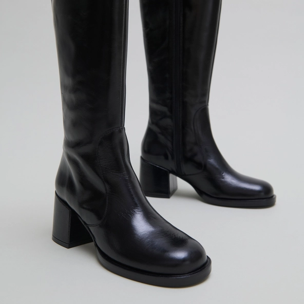 Boots with heels and rounded toes in black leather | BIENVENUE