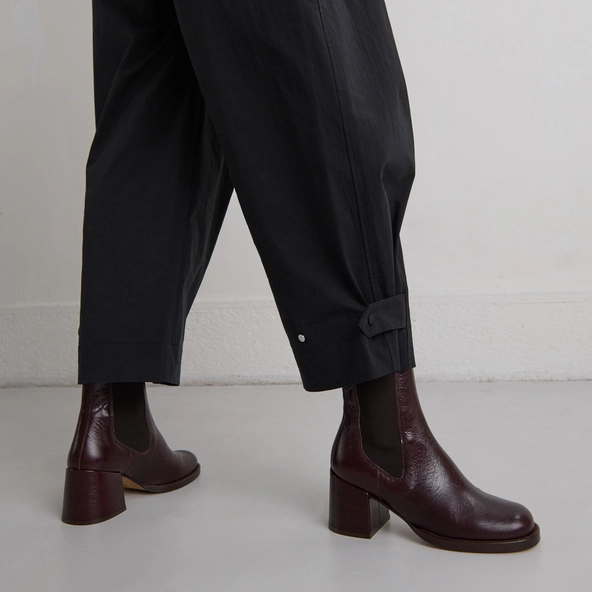 Heeled ankle boots with elastics in chocolate distressed leather | BIENVUE