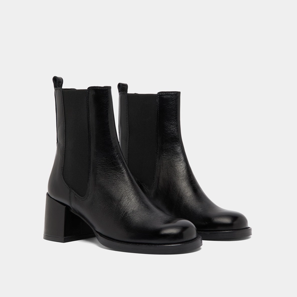 Heeled ankle boots with elastics in black distressed leather | BIENVUE
