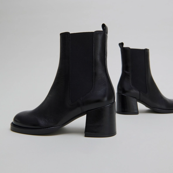 Heeled ankle boots with elastics in black distressed leather | BIENVUE