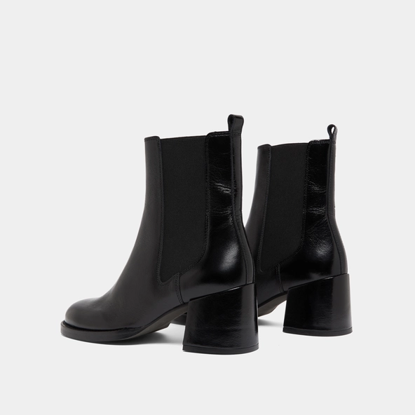 Heeled ankle boots with elastics in black distressed leather | BIENVUE
