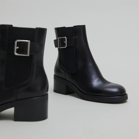Lowboots with elastics and adjustable buckles in black leather | BOULOU