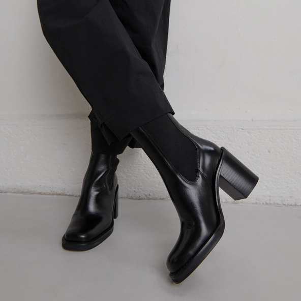 Ankle boots with overflowing heels in black leather | BRETZ
