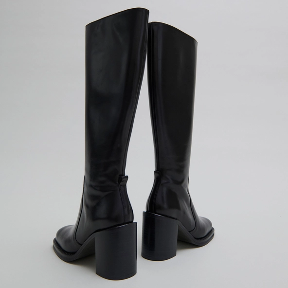 Boots with overflowing heels in black leather | BRETZEL