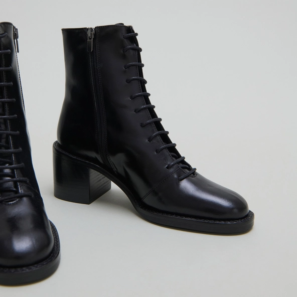 Ankle boots with laces in black leather | BRINDILLE