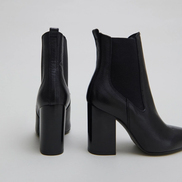 Heeled ankle boots with pointed toes in black grained leather | BROOK