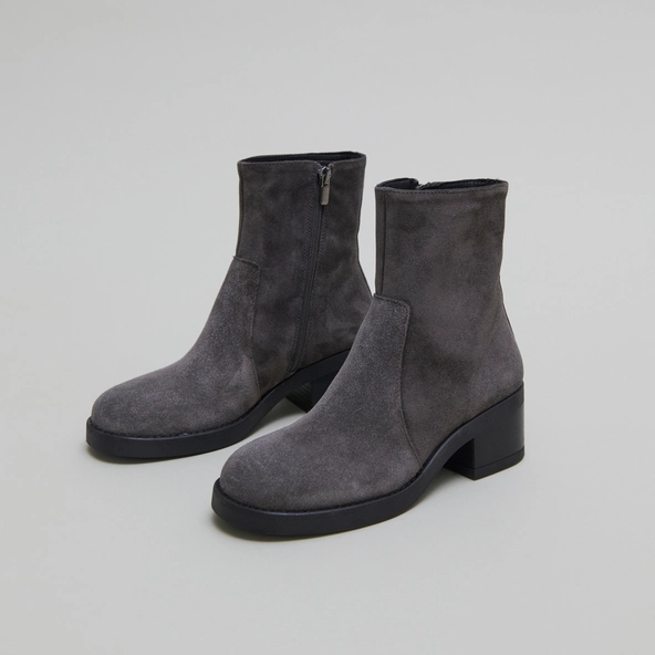 Lowboots with heels in grey suede | BUENA