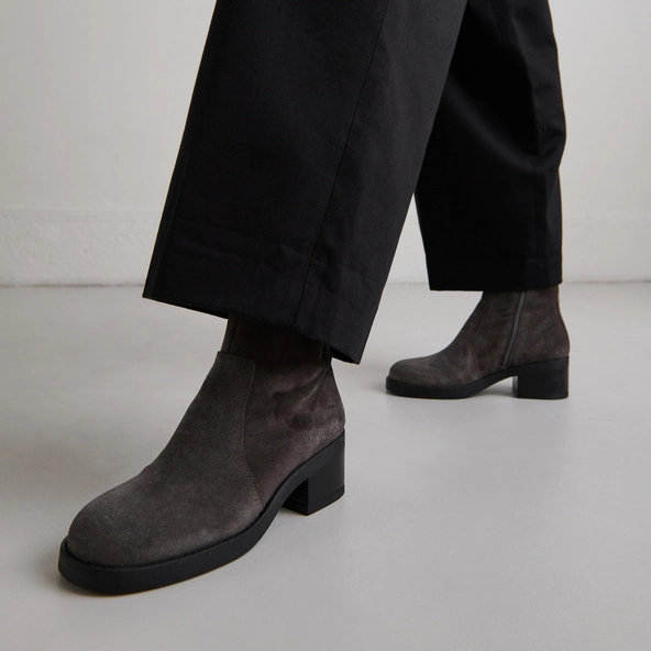 Lowboots with heels in grey suede | BUENA
