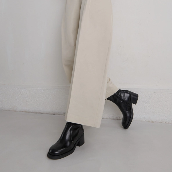 Lowboots with heels in black distressed leather | BUENA