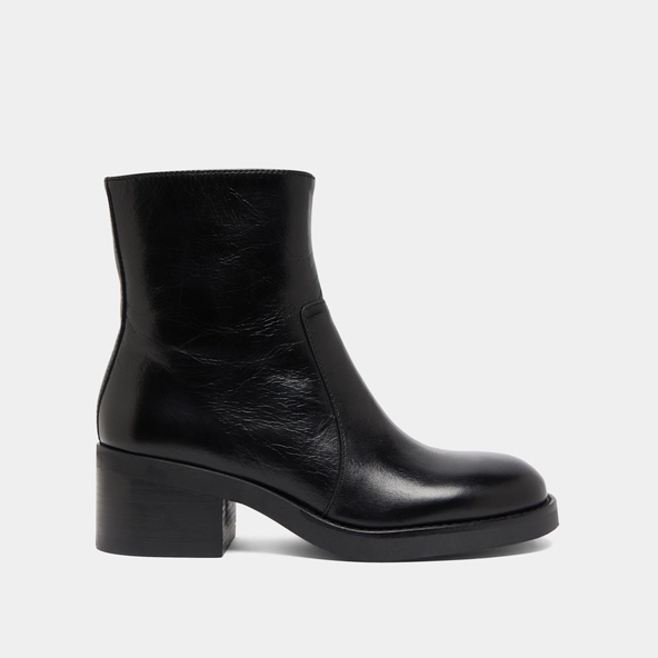 Lowboots with heels in black distressed leather | BUENA