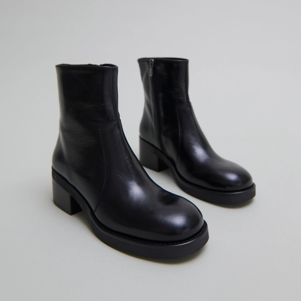 Lowboots with heels in black distressed leather | BUENA