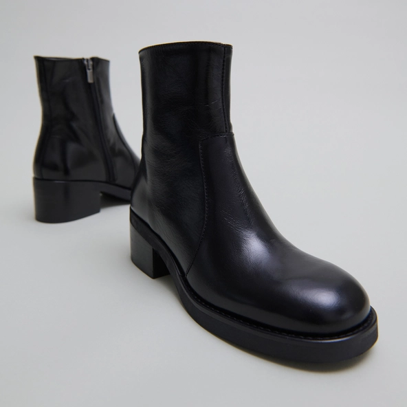 Lowboots with heels in black distressed leather | BUENA