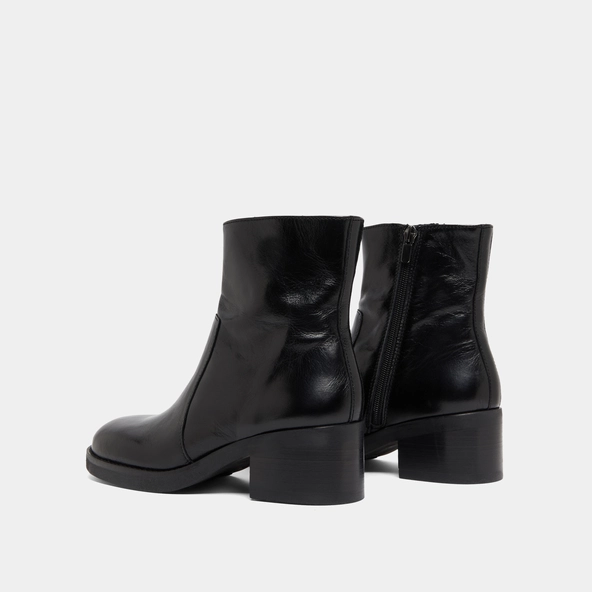 Lowboots with heels in black distressed leather | BUENA