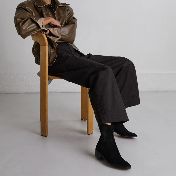 Lowboots with elastics in black suede | MAEVA