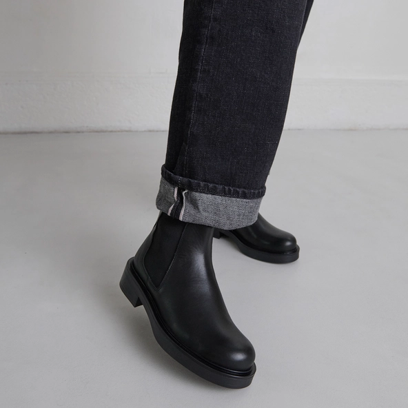 Lowboots with elastics in black leather | MELANIE