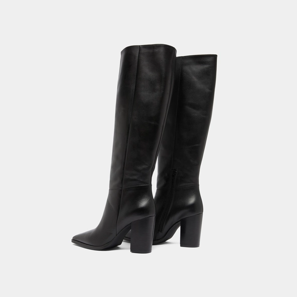 Boots with pointed toes in black leather | PLUME