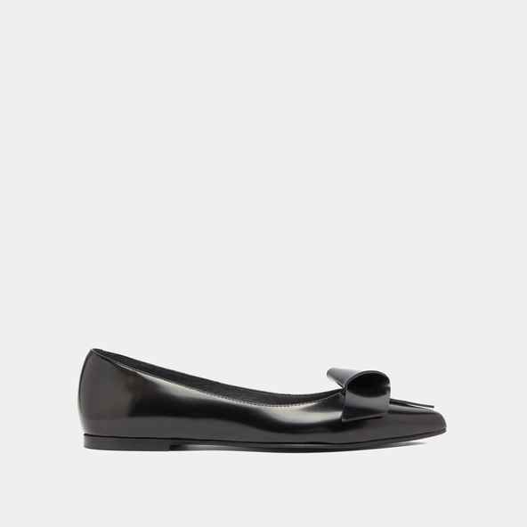 Ballet flats with pointed toes in black glazed leather | DEMO